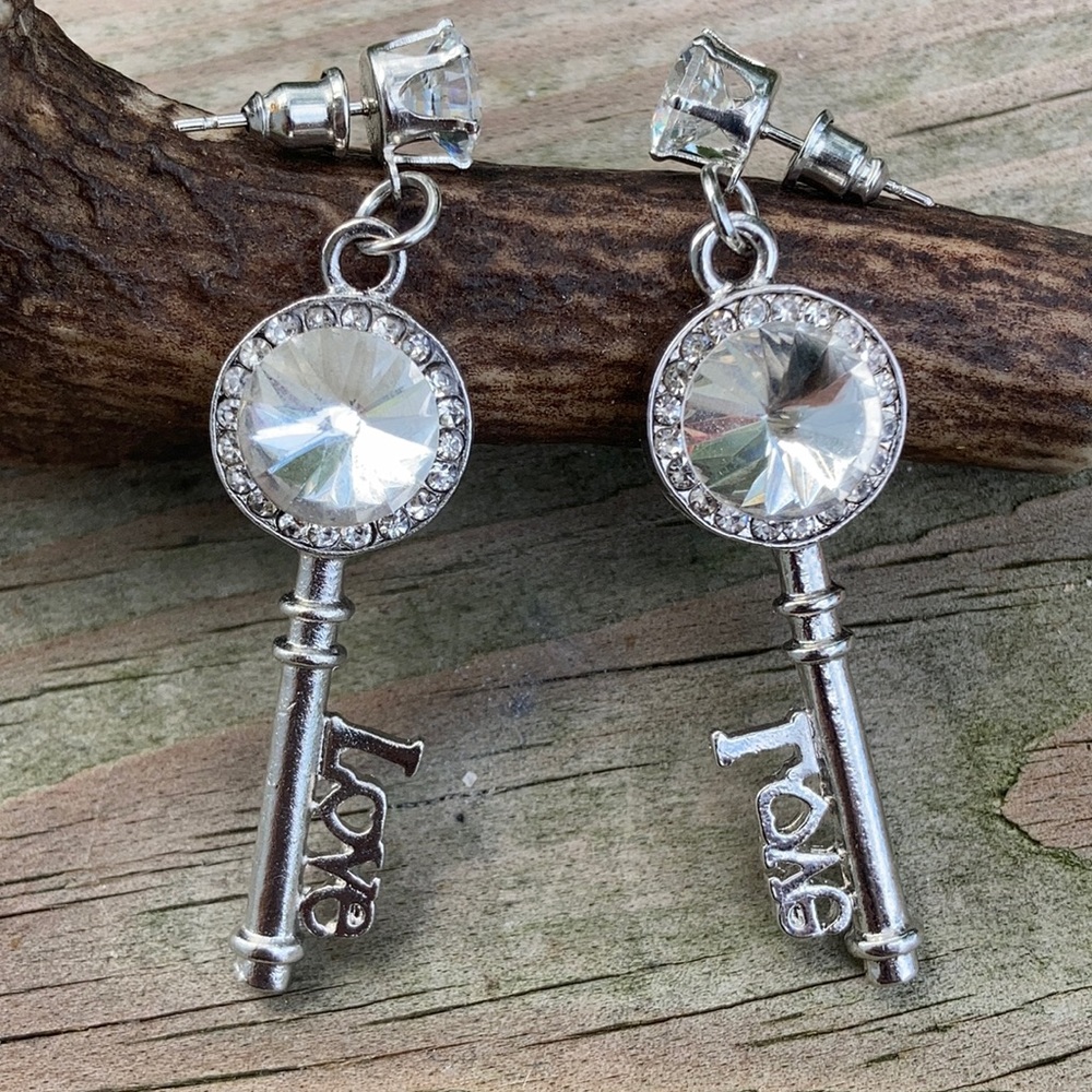 ⚜️Silver Key Diamond Earrings!